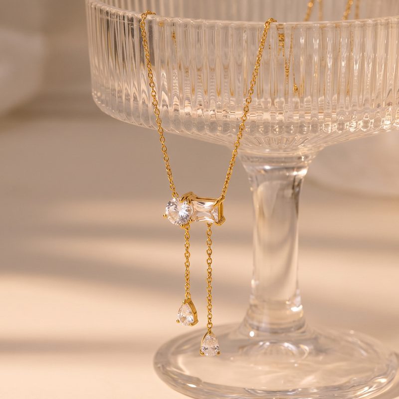 Collier doré à zircons et gouttes pendantes — acier inoxydable