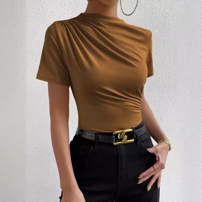T-shirt drappeggiata con collo alto — maniche corte, vestibilità aderente
