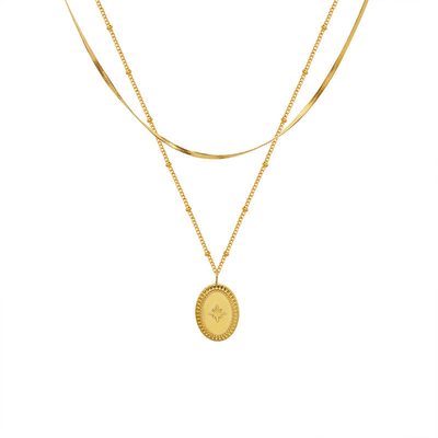 Collier double rang doré à médaillon ovale gravé d’une étoile