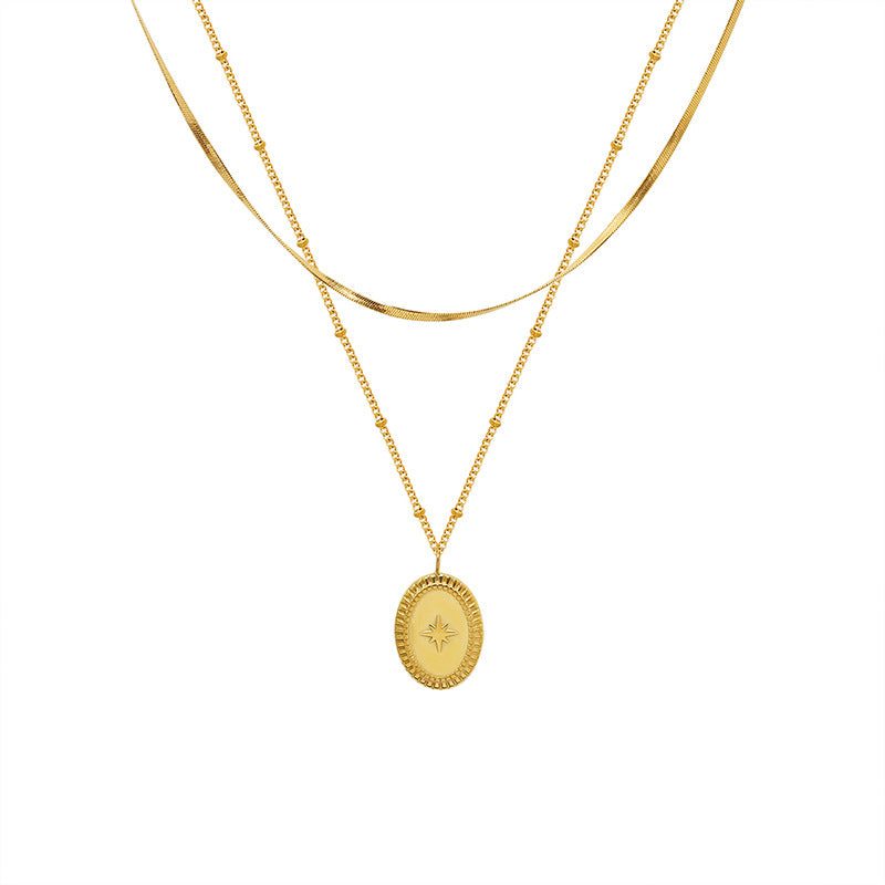 Colar duplo dourado com medalhão oval gravado com uma estrela
