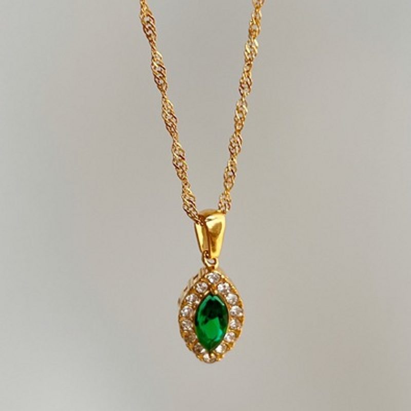 Collar con circonita marquesa engastada, cadena retorcida dorada