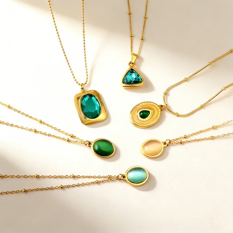 Collier doré à pendentif pierre colorée — acier inoxydable