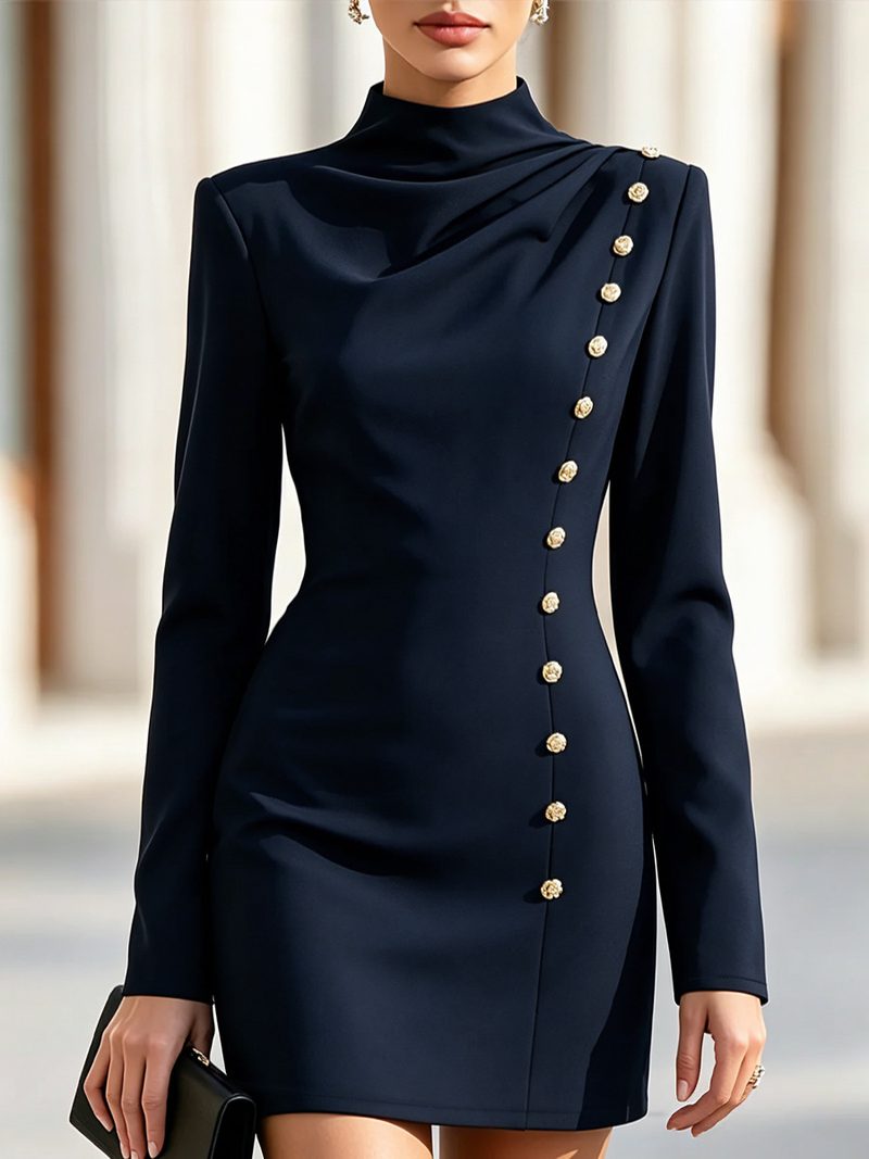 Robe courte à col montant drapé et rangée de boutons dorés