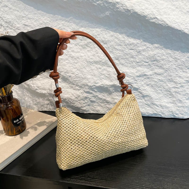 Schultertasche aus geflochtenem Stroh — geknoteter Henkel, Innenfach